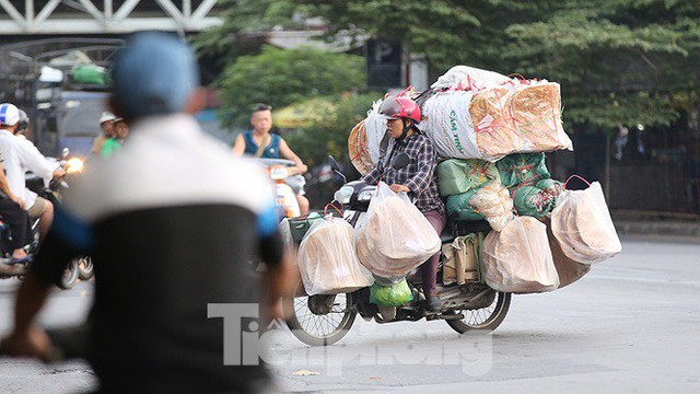 Hà Nội đề xuất cấm xe máy: Người dân lao động lo mất cần câu cơm’ - Ảnh 7.