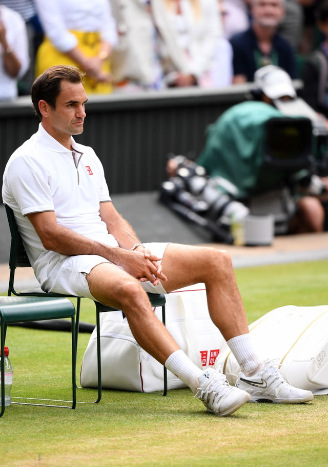 Nhói lòng khoảnh khắc huyền thoại Roger Federer lặng người bất động sau trận chung kết Wimbledon lịch sử và hấp dẫn không thể tin nổi - Ảnh 2.