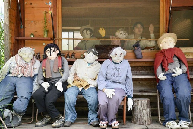 Ghé thăm gôi làng bù nhìn siêu kỳ lạ ở Nhật Bản, nơi búp bê con đông hơn con người gấp chục lần - Ảnh 18.