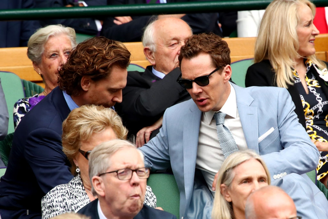 Chung kết Wimbledon: Công nương Kate hết ôm mặt lại chu môi ngạc nhiên tột độ khi chứng kiến trận siêu kinh điển quần vợt, Doctor Strange và Loki ăn mặc lịch lãm như đi thử vai Mật vụ Kingsman - Ảnh 7.