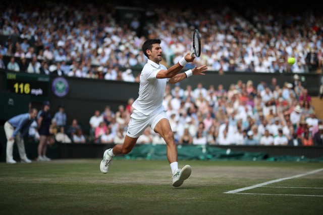 Nhói lòng khoảnh khắc huyền thoại Roger Federer lặng người bất động sau trận chung kết Wimbledon lịch sử và hấp dẫn không thể tin nổi - Ảnh 10.