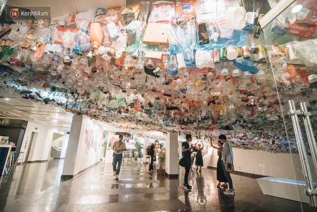 500kg rác thải treo lơ lửng trên đầu: Triển lãm ấn tượng ở Hà Nội khiến người xem ngộp thở - Ảnh 3.