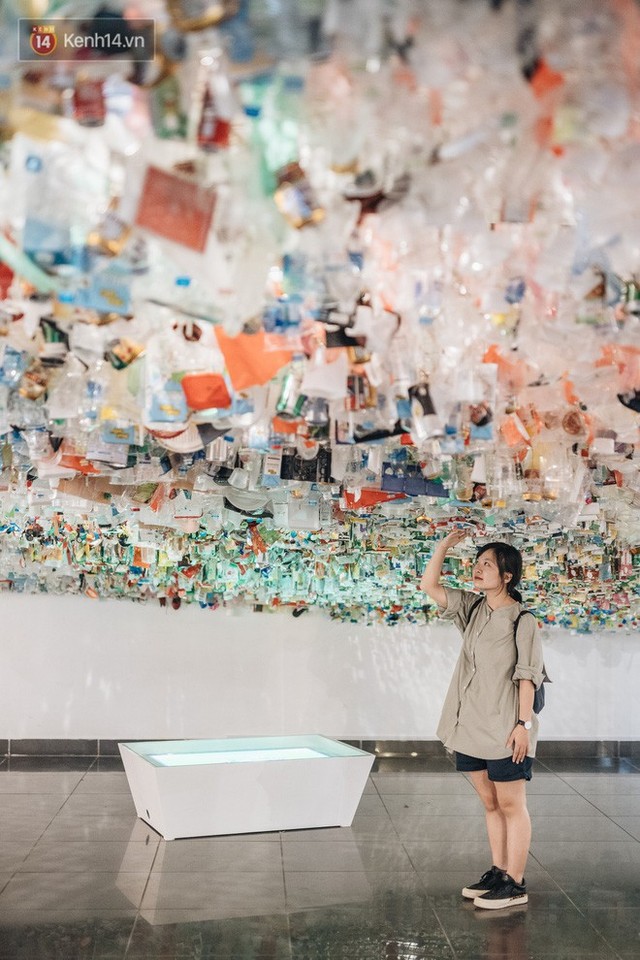 500kg rác thải treo lơ lửng trên đầu: Triển lãm ấn tượng ở Hà Nội khiến người xem ngộp thở - Ảnh 17.