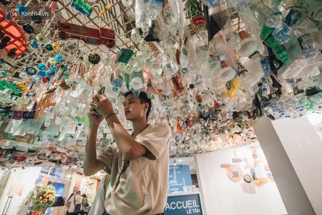 500kg rác thải treo lơ lửng trên đầu: Triển lãm ấn tượng ở Hà Nội khiến người xem ngộp thở - Ảnh 18.