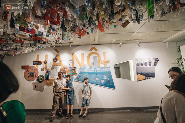 500kg rác thải treo lơ lửng trên đầu: Triển lãm ấn tượng ở Hà Nội khiến người xem ngộp thở - Ảnh 6.