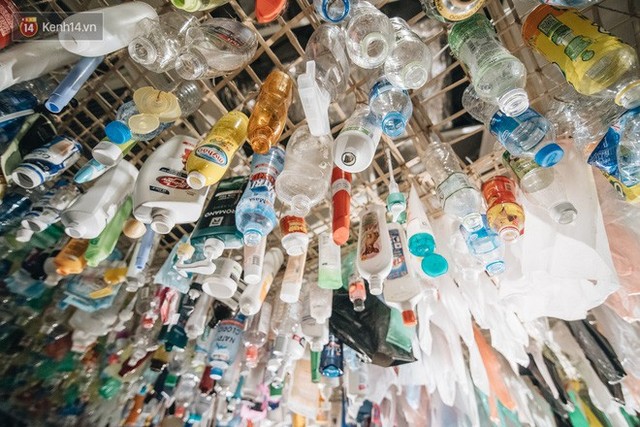 500kg rác thải treo lơ lửng trên đầu: Triển lãm ấn tượng ở Hà Nội khiến người xem ngộp thở - Ảnh 8.
