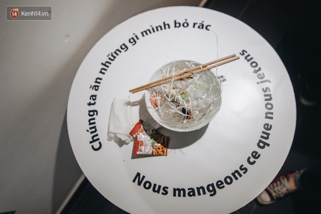 500kg rác thải treo lơ lửng trên đầu: Triển lãm ấn tượng ở Hà Nội khiến người xem ngộp thở - Ảnh 10.