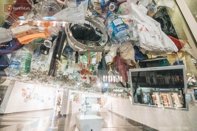 500kg rác thải treo lơ lửng trên đầu: Triển lãm ấn tượng ở Hà Nội khiến người xem ngộp thở - Ảnh 11.