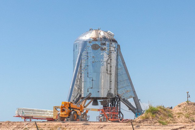 Hệ thống phóng mới của SpaceX bị một quả cầu lửa khổng lồ nuốt trọn, Elon Musk phải dời lịch bay thử - Ảnh 2.