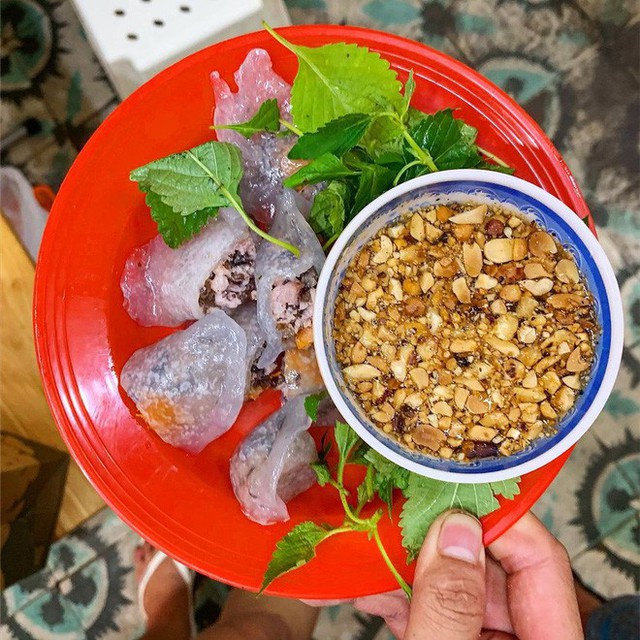 Food tour Hà Nội được báo Anh ca ngợi hết lời, đề xuất không thể bỏ qua bánh canh cá rô, bánh cuốn, cà phê - Ảnh 1.