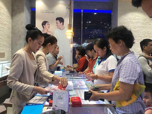 Giá vàng tăng sốc, có nên đổ tiền mua? - Ảnh 1. Giá vàng tăng sốc, có nên đổ tiền mua? - Ảnh 1.