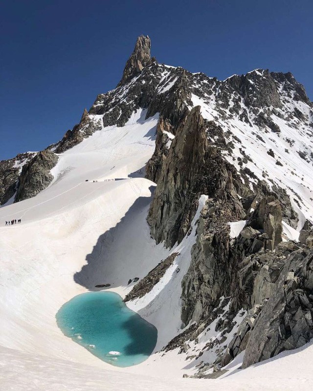 Phát hiện một hồ nước mới hình thành ở độ cao 3.400 mét trên dãy Alps, tình hình biến đổi khí hậu đang ngày càng trầm trọng - Ảnh 1.