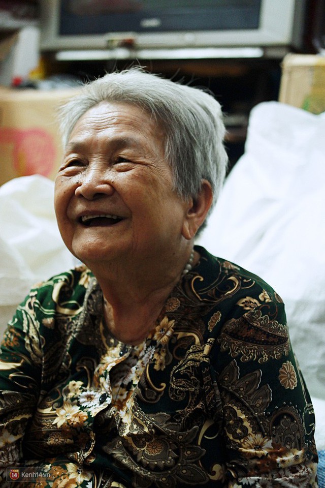 Chuyện 2 bà Bông - Hoa cuối đời rủ nhau góp áo làm từ thiện: Lên Sài Gòn thăm cháu, thấy bà sui làm nên mình làm theo cho đến giờ - Ảnh 1. Chuyện 2 bà Bông - Hoa cuối đời rủ nhau góp áo làm từ thiện: Lên Sài Gòn thăm cháu, thấy bà sui làm nên mình làm theo cho đến giờ - Ảnh 1.