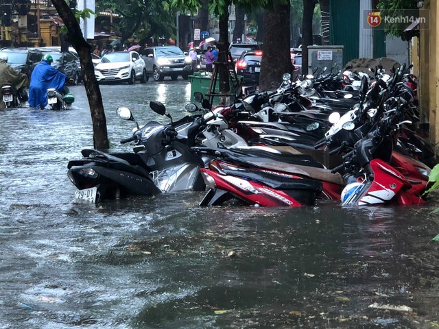 Ảnh, clip: Nhiều tuyến phố Hà Nội ngập sâu sau mưa lớn, người dân bì bõm dắt xe chết máy về nhà - Ảnh 2.