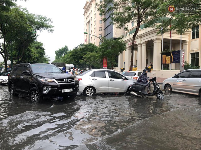 Ảnh, clip: Nhiều tuyến phố Hà Nội ngập sâu sau mưa lớn, người dân bì bõm dắt xe chết máy về nhà - Ảnh 13.