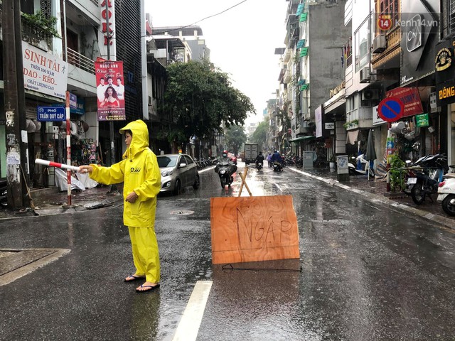Ảnh, clip: Nhiều tuyến phố Hà Nội ngập sâu sau mưa lớn, người dân bì bõm dắt xe chết máy về nhà - Ảnh 16.