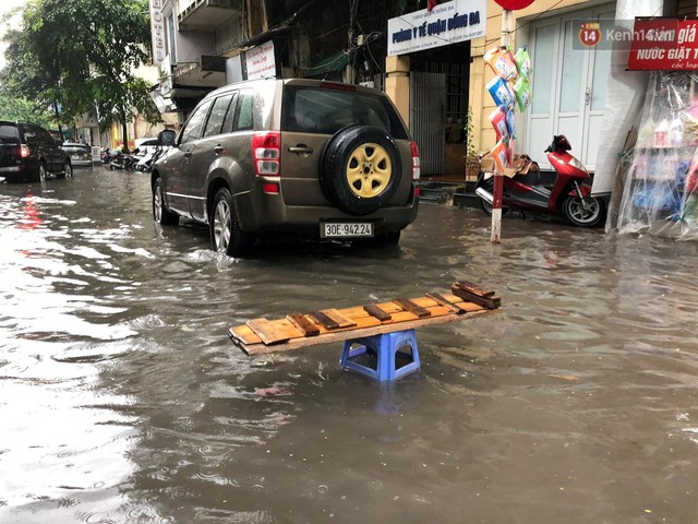Ảnh, clip: Nhiều tuyến phố Hà Nội ngập sâu sau mưa lớn, người dân bì bõm dắt xe chết máy về nhà - Ảnh 17.
