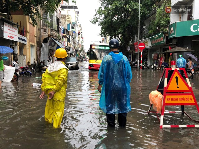 Ảnh, clip: Nhiều tuyến phố Hà Nội ngập sâu sau mưa lớn, người dân bì bõm dắt xe chết máy về nhà - Ảnh 18.