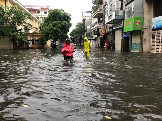 Ảnh, clip: Nhiều tuyến phố Hà Nội ngập sâu sau mưa lớn, người dân bì bõm dắt xe chết máy về nhà - Ảnh 19.