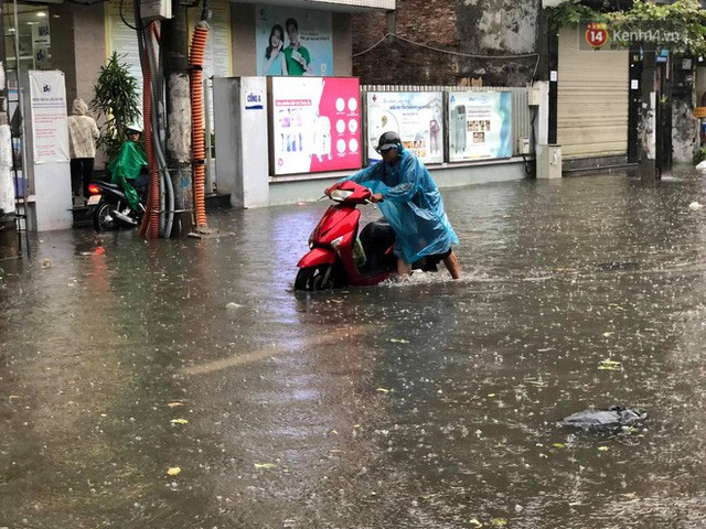 Ảnh, clip: Nhiều tuyến phố Hà Nội ngập sâu sau mưa lớn, người dân bì bõm dắt xe chết máy về nhà - Ảnh 20.
