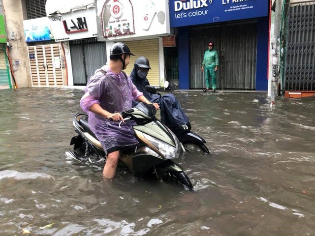 Ảnh, clip: Nhiều tuyến phố Hà Nội ngập sâu sau mưa lớn, người dân bì bõm dắt xe chết máy về nhà - Ảnh 21.