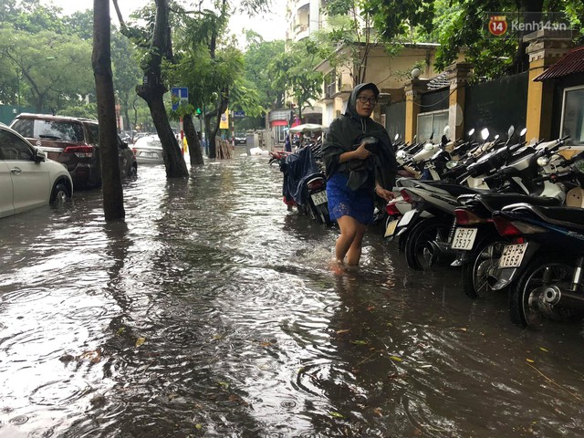Ảnh, clip: Nhiều tuyến phố Hà Nội ngập sâu sau mưa lớn, người dân bì bõm dắt xe chết máy về nhà - Ảnh 4.