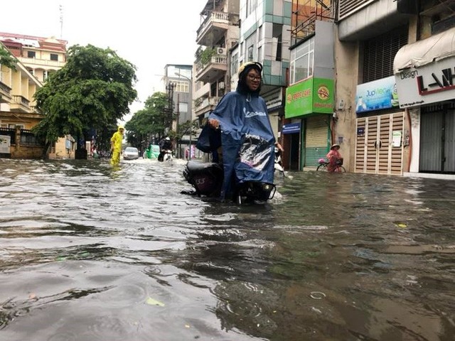 Ảnh, clip: Nhiều tuyến phố Hà Nội ngập sâu sau mưa lớn, người dân bì bõm dắt xe chết máy về nhà - Ảnh 22.