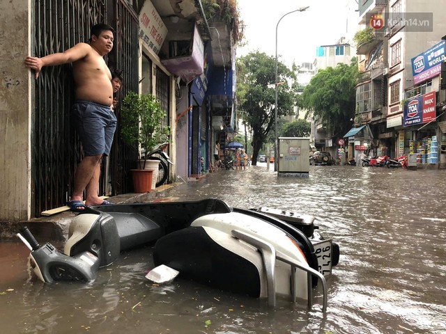 Ảnh, clip: Nhiều tuyến phố Hà Nội ngập sâu sau mưa lớn, người dân bì bõm dắt xe chết máy về nhà - Ảnh 23.