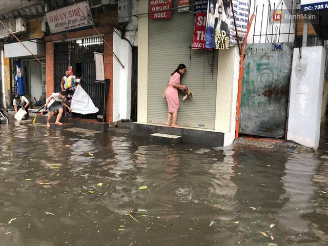 Ảnh, clip: Nhiều tuyến phố Hà Nội ngập sâu sau mưa lớn, người dân bì bõm dắt xe chết máy về nhà - Ảnh 24.