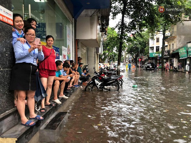 Ảnh, clip: Nhiều tuyến phố Hà Nội ngập sâu sau mưa lớn, người dân bì bõm dắt xe chết máy về nhà - Ảnh 25.