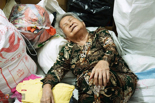  Chuyện 2 bà Bông - Hoa cuối đời rủ nhau góp áo làm từ thiện: Lên Sài Gòn thăm cháu, thấy bà sui làm nên mình làm theo cho đến giờ - Ảnh 4.