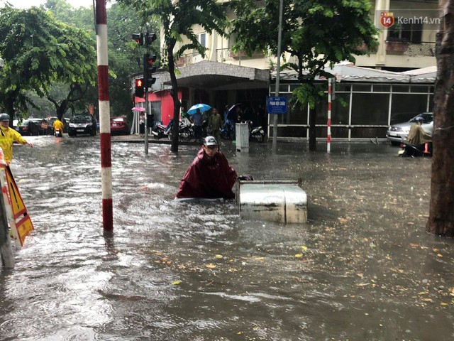 Ảnh, clip: Nhiều tuyến phố Hà Nội ngập sâu sau mưa lớn, người dân bì bõm dắt xe chết máy về nhà - Ảnh 5.