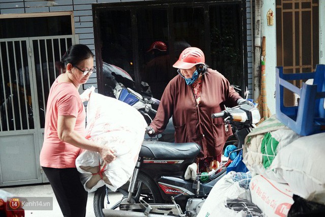  Chuyện 2 bà Bông - Hoa cuối đời rủ nhau góp áo làm từ thiện: Lên Sài Gòn thăm cháu, thấy bà sui làm nên mình làm theo cho đến giờ - Ảnh 5.