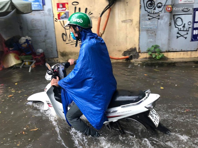 Ảnh, clip: Nhiều tuyến phố Hà Nội ngập sâu sau mưa lớn, người dân bì bõm dắt xe chết máy về nhà - Ảnh 7.