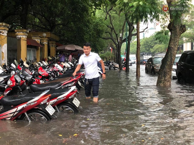 Ảnh, clip: Nhiều tuyến phố Hà Nội ngập sâu sau mưa lớn, người dân bì bõm dắt xe chết máy về nhà - Ảnh 8.