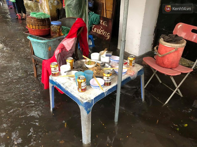 Ảnh, clip: Nhiều tuyến phố Hà Nội ngập sâu sau mưa lớn, người dân bì bõm dắt xe chết máy về nhà - Ảnh 10.