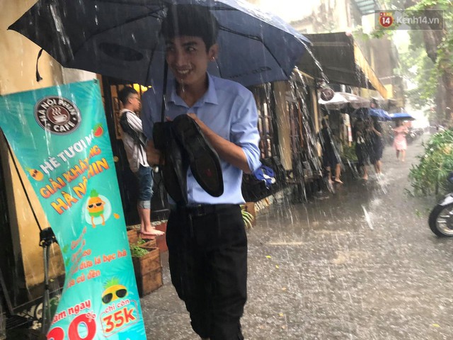 Ảnh, clip: Nhiều tuyến phố Hà Nội ngập sâu sau mưa lớn, người dân bì bõm dắt xe chết máy về nhà - Ảnh 11.