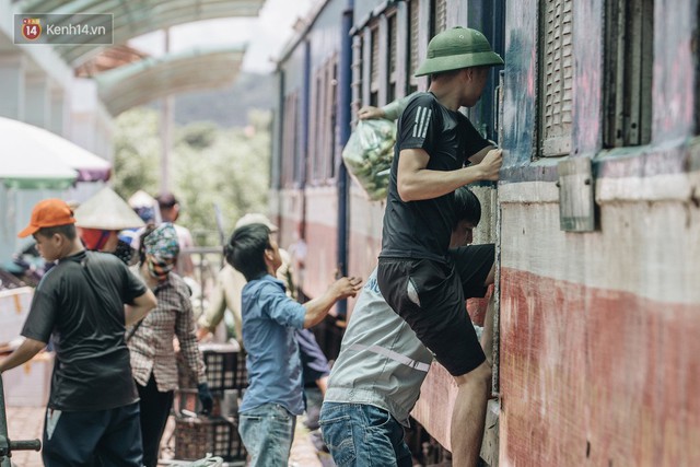 8 giờ trên chuyến tàu kỳ lạ nhất Việt Nam: Rời ga mà không có một hành khách nào - Ảnh 28. 8 giờ trên chuyến tàu kỳ lạ nhất Việt Nam: Rời ga mà không có một hành khách nào - Ảnh 28.