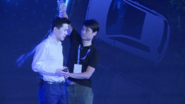 CEO của Google Trung Quốc bị đổ cả chai nước lên đầu ngay trên sân khấu sự kiện - Ảnh 2.