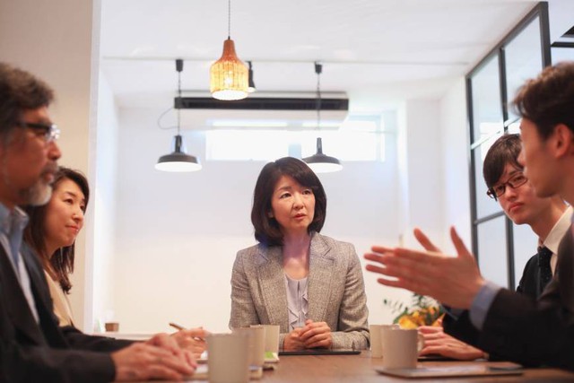 Nền kinh tế Nhật Bản ném ra ngoài cửa sổ 750 tỷ USD mỗi năm vì chưa thể làm phụ nữ tỏa sáng - Ảnh 2. Nền kinh tế Nhật Bản ném ra ngoài cửa sổ 750 tỷ USD mỗi năm vì chưa thể làm phụ nữ tỏa sáng - Ảnh 2.