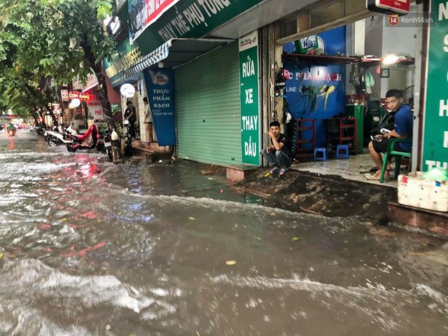 Ảnh: Hà Nội mưa trắng trời, người dân chật vật vượt qua nhiều tuyến đường ngập trong biển nước - Ảnh 7.