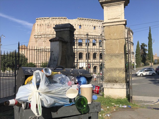 Không thể tin nổi ở Rome: Rác ngập phố, bốc cháy dưới nắng - Ảnh 4.