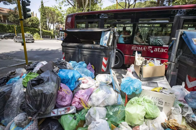 Không thể tin nổi ở Rome: Rác ngập phố, bốc cháy dưới nắng - Ảnh 5.