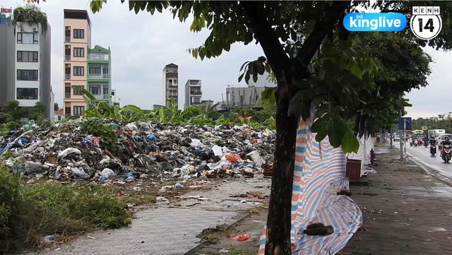Clip: Nhiều khu vực trung tâm Hà Nội bốc mùi hôi nồng nặc sau 4 ngày dân chặn xe vào bãi rác Nam Sơn - Ảnh 3.