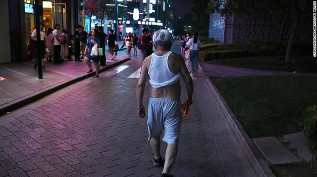 Không còn bikini Bắc Kinh: Trung Quốc cấm đàn ông cởi trần, vén áo phơi bụng ở nơi công cộng - Ảnh 1.