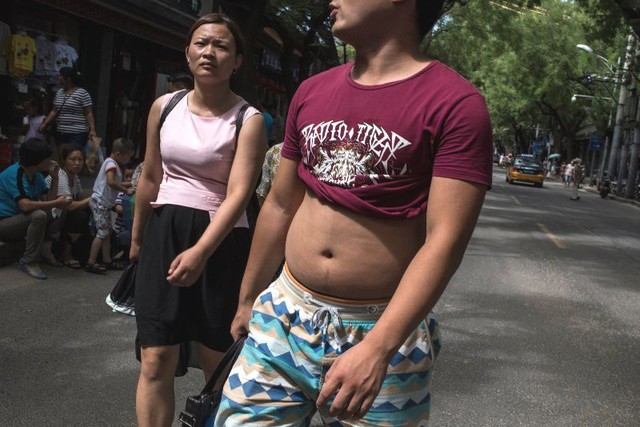 Không còn bikini Bắc Kinh: Trung Quốc cấm đàn ông cởi trần, vén áo phơi bụng ở nơi công cộng - Ảnh 2.