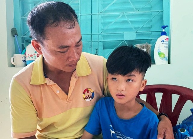 Bé trai đi lạc 4 tháng ở Sài Gòn nói từng bị cha đánh bằng khúc cây to, giả vờ không nhớ tên và SĐT cha - Ảnh 1.