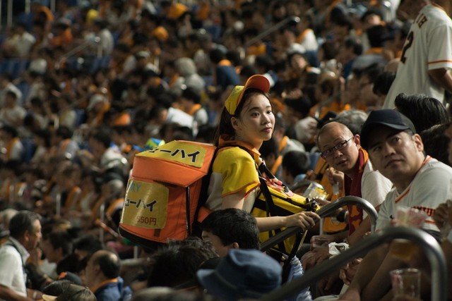 Đâu chỉ mỗi Việt Nam, ở Nhật cũng có hẳn nghề bán bia hơi dạo với các chị em xinh tươi cực chuyên nghiệp - Ảnh 4.