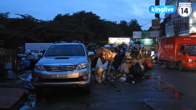 Clip: Nhiều khu vực trung tâm Hà Nội bốc mùi hôi nồng nặc sau 4 ngày dân chặn xe vào bãi rác Nam Sơn - Ảnh 5.