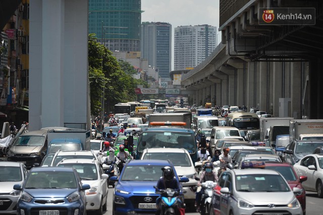 Hà Nội: Dòng phương tiện nhích từng chút một giữa trưa nắng nóng tại giao lộ 4 tầng Nguyễn Trãi - Ảnh 1.